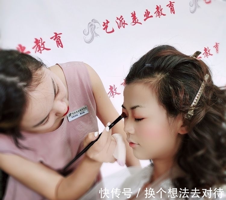 口红 你的肤色决定口红的颜色!化妆培训学校课程笔记