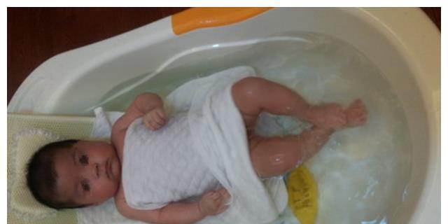 澡盆|给孩子洗澡忘带毛巾,妈妈转身去拿,回来后女儿“永远”闭上双眼