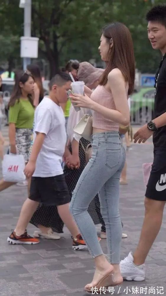 穿搭|街拍：清纯女神的性感装扮，迷倒人的穿搭太养眼了