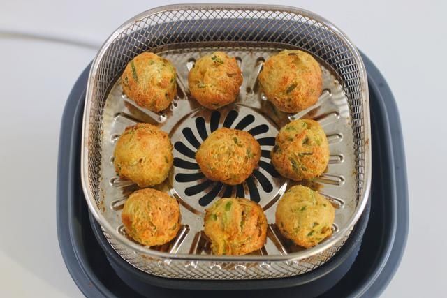  我家炸丸子不用油，照样外酥里嫩，好吃没负担，天天吃都不怕