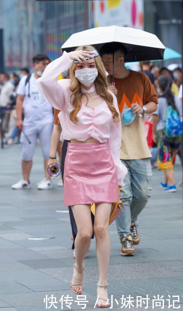  美女|街拍：粉色减龄效果好, 美女选择粉色系搭配加细跟凉鞋, 减龄又显身材