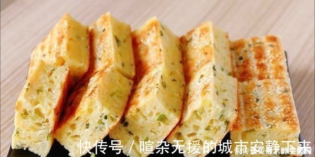 小鹅|发面饼最简单做法，手不沾面，锅里一倒就做好，外酥里软葱香四溢