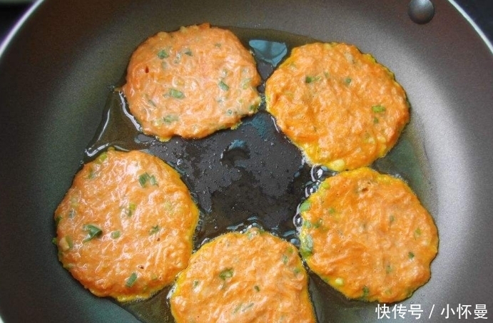 兔子|胡萝卜煎饼新吃法,1根胡萝卜,一勺面粉,搅一搅,特别的好吃