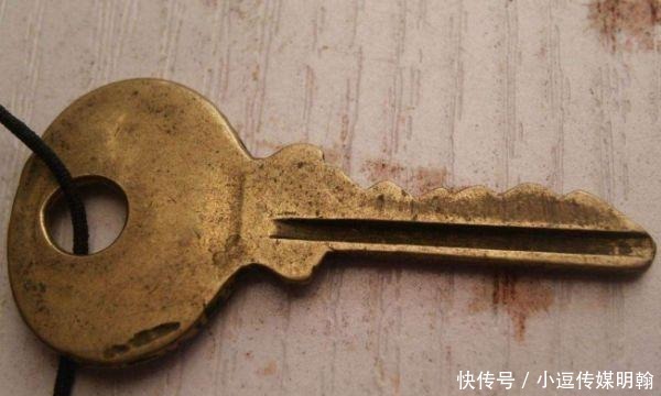 钥匙|废旧钥匙不要扔,放在卫生间里有大作用,全家人都抢着用!