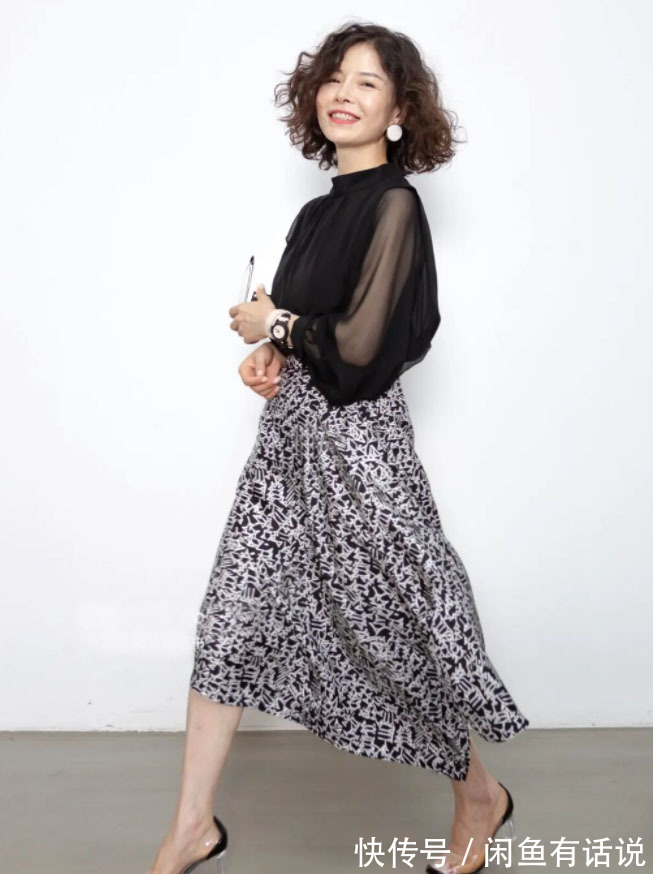 半裙|衣服不用买太多,50岁阿姨把半裙当上衣穿,配小黑裤却意外时髦