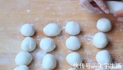 想吃麻团不用买,1碗糯米粉就能做,个个金黄酥脆,好吃停不下来
