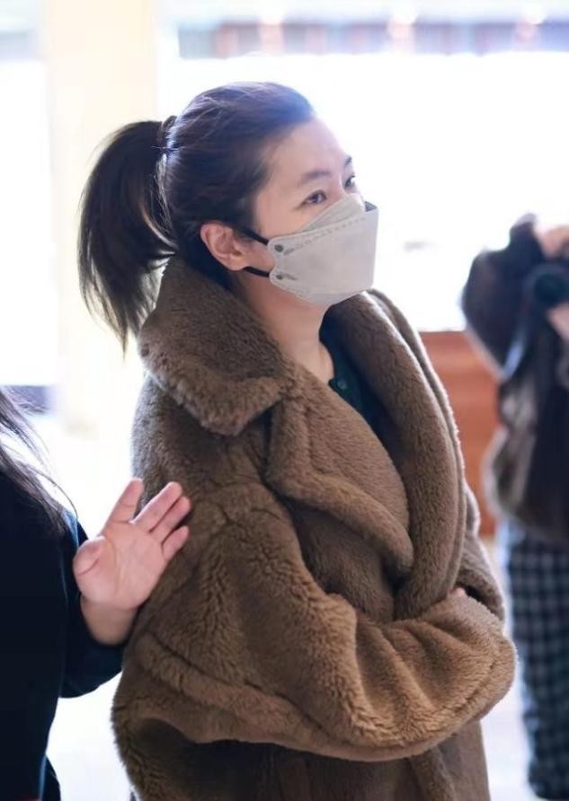 单品|Selina怎么胖这么多,年后罕见来上海,脖子几道肉还穿泰迪熊大衣