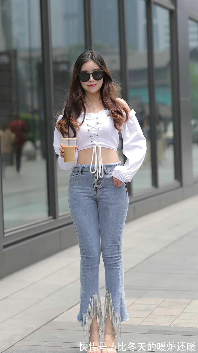 牛仔裤|高腰牛仔裤搭配短上衣，上身效果时尚动人，提升气质与魅力