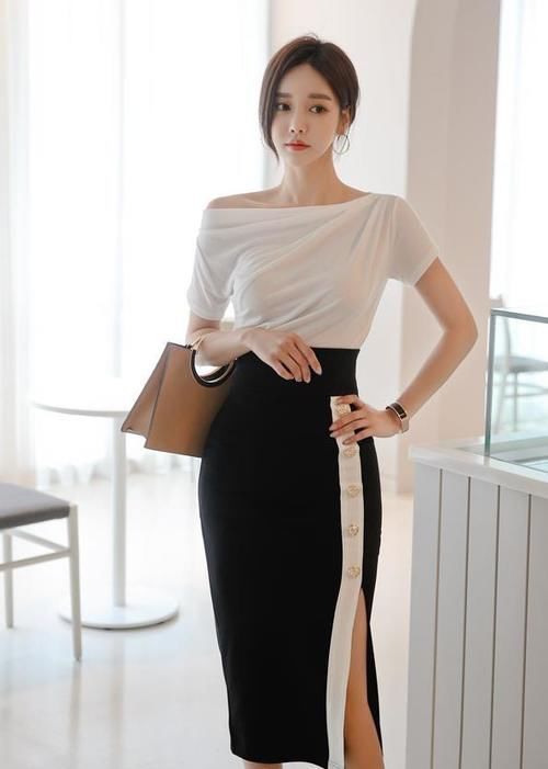 美女穿搭:奶白柔纱丝滑高雅贵气抹肩裙,散发迷人的韵味啊