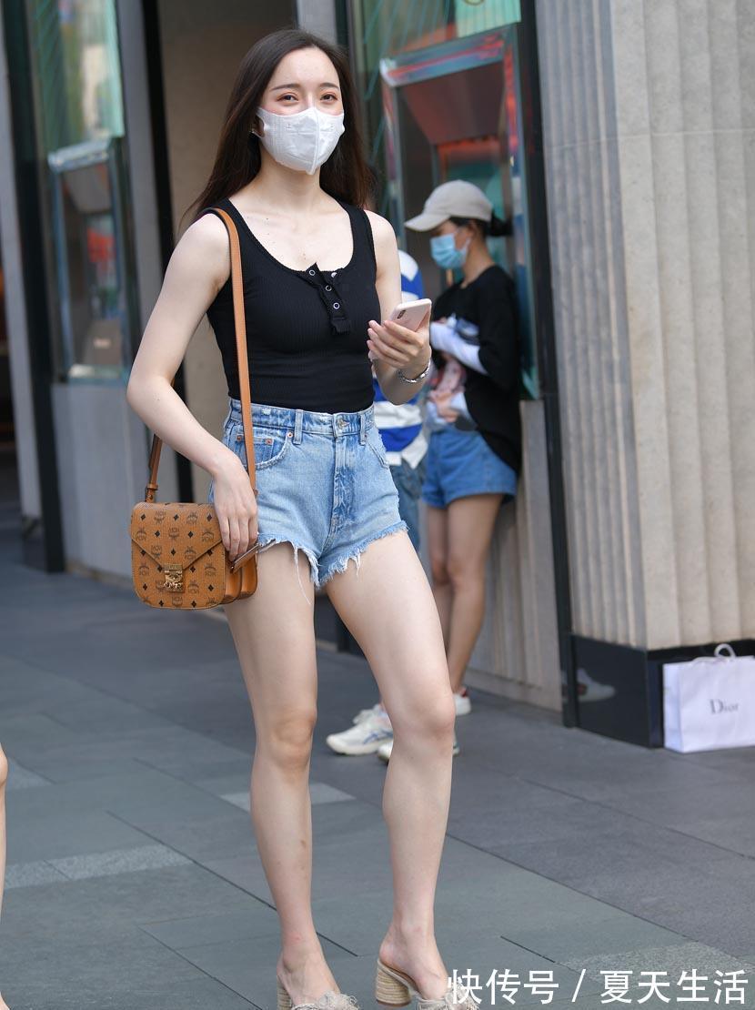 背心衫|墨染针织背心衫搭配湛蓝水洗牛仔短裤,彰显青春时尚活力