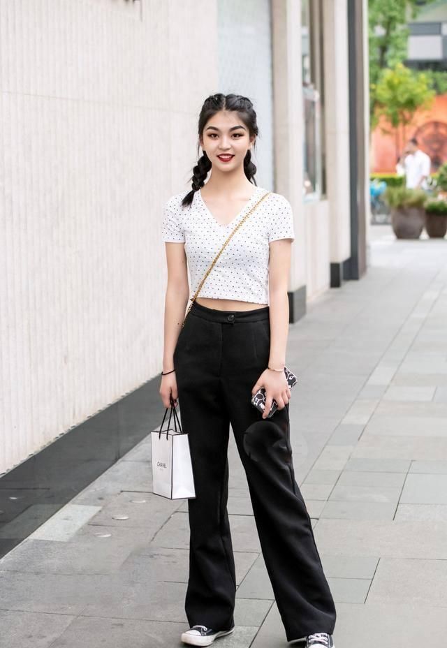 经典的“黑白配”总是穿出路人感学街头达人的穿搭,时髦洋气