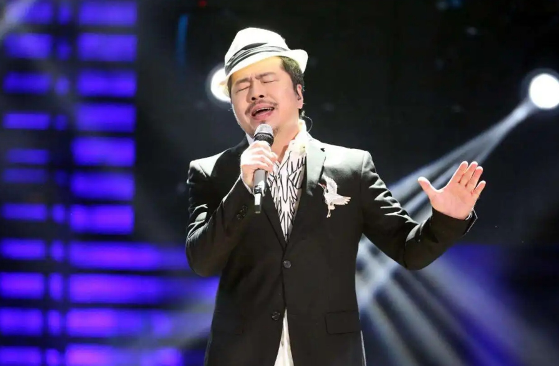 他为范晓萱,王菲,张信哲,周慧敏等人都写过歌曲.