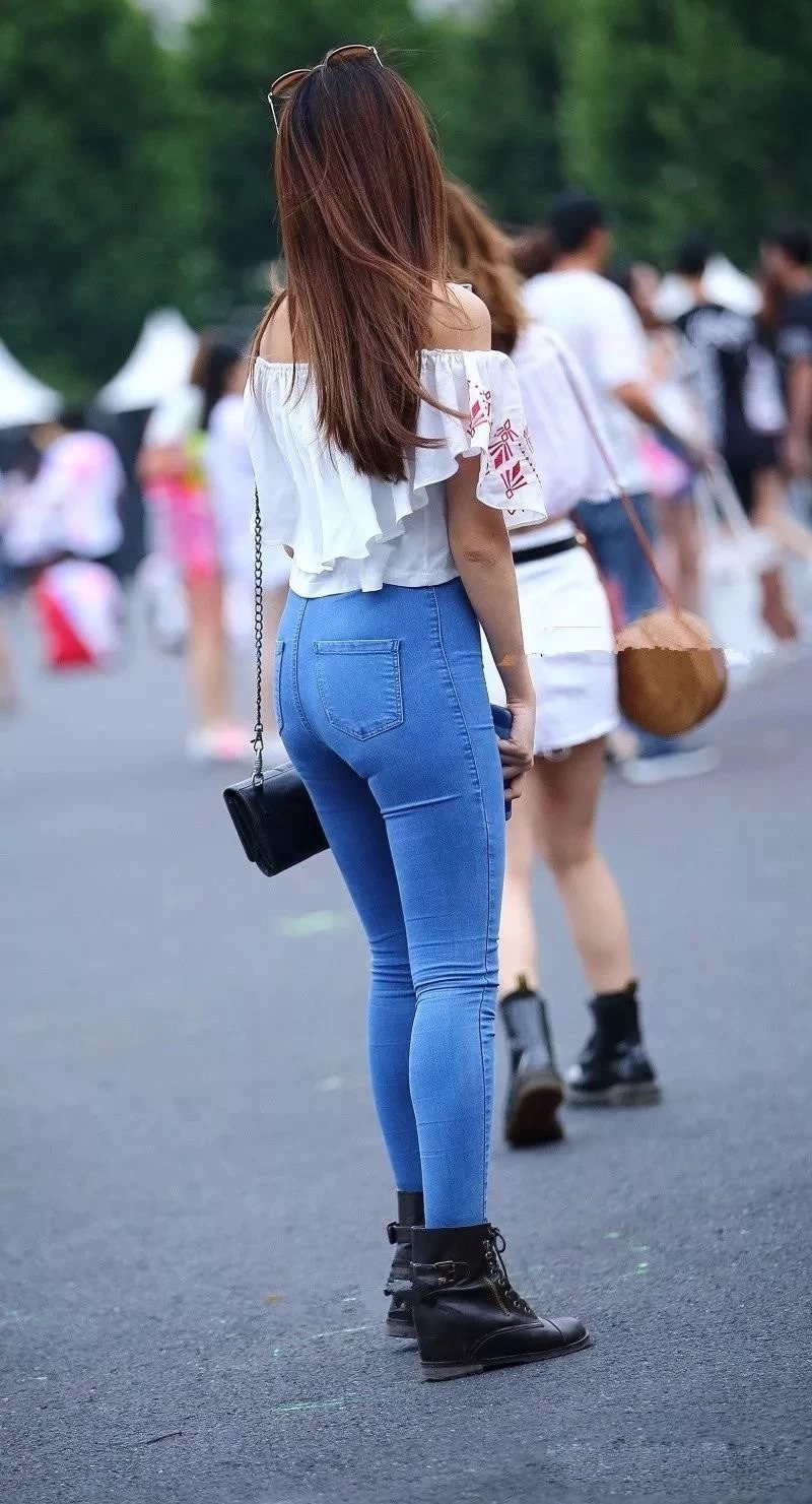 小姐姐|美女街拍小姐姐穿一字领上衣好可爱的,有点小魔女的感觉