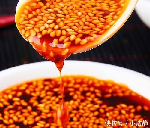 辣妹子|做辣椒油时,直接淋油就错了!大厨教你正确做法,辣椒油香辣红亮