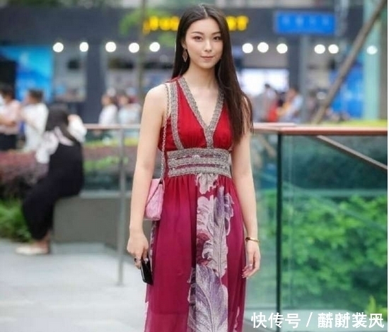 a238|美女街拍:穿着休闲简约的妹子,轻熟妩媚,走在大街依旧耀眼!