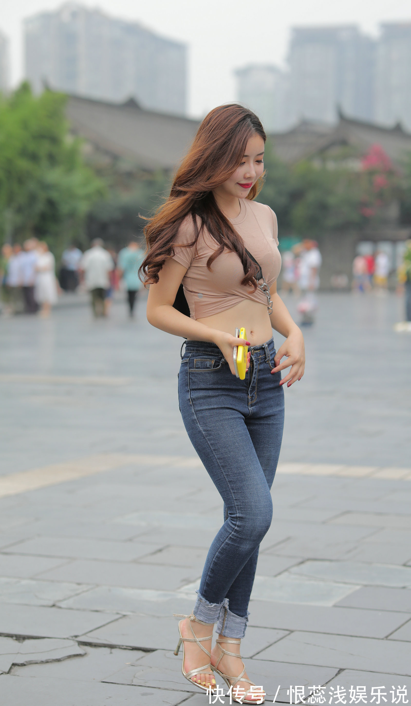 穿搭 女生的洋气穿搭,开口喇叭裤配短袖衫,穿出夏季潮流的美