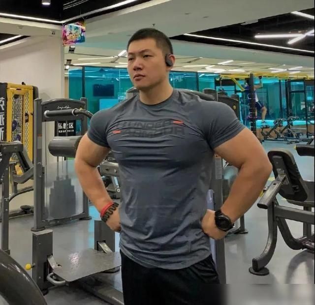 过时|男生因为“块头大”遭嫌弃,男人倒三角身材,过时了