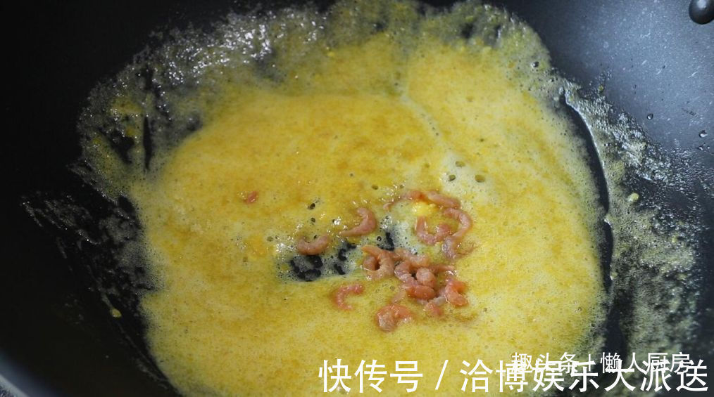 1张百叶，1块猪肉，教你做千张肉卷，配上毛豆和咸蛋黄，连汤喝光