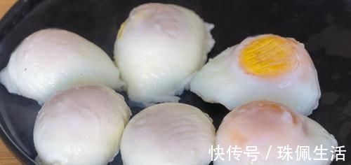 荷包蛋直接下锅煮就废了可惜知道的人不多,这样做完整又不散花
