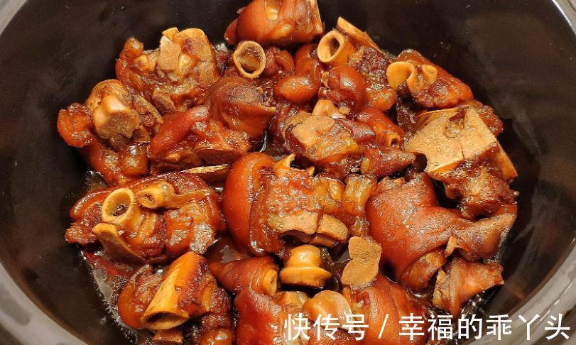 做红烧猪蹄有妙招,记住一个技巧,猪蹄软烂香气十足,教您方法