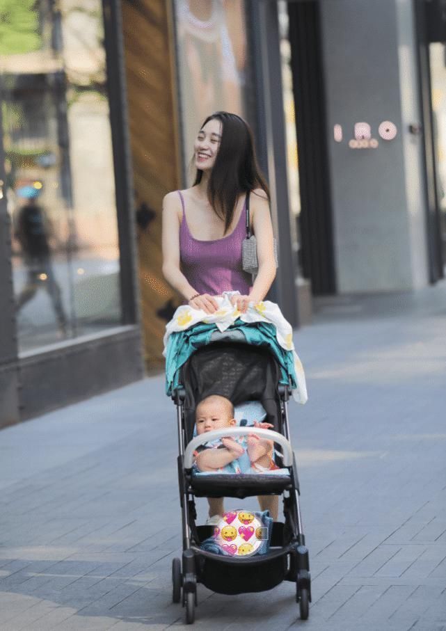 时尚|气死老公穿搭系列,美女穿着“睡裙”就出门了