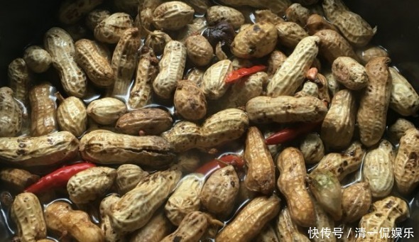 保证|水煮花生,先别急着放盐,大厨教你一招,保证好吃又入味!