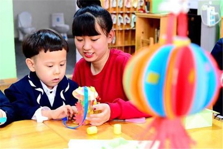 金钱观|幼儿园放寒假发“礼物”,引起家长不满:这就是糊弄小朋友