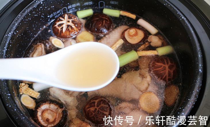 炖鸡汤|秋天多喝汤,炖鸡汤时记住“2窍门”,鸡汤清亮不黑,鲜香味美