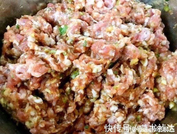 放油|调饺子馅，先放盐还是先放油记住顺序，饺子饱满多汁，鲜嫩可口