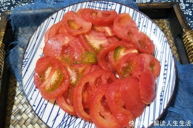 西红柿|凉拌西红柿,只知道放糖就错了,难怪西红柿不出汤,大厨这样做