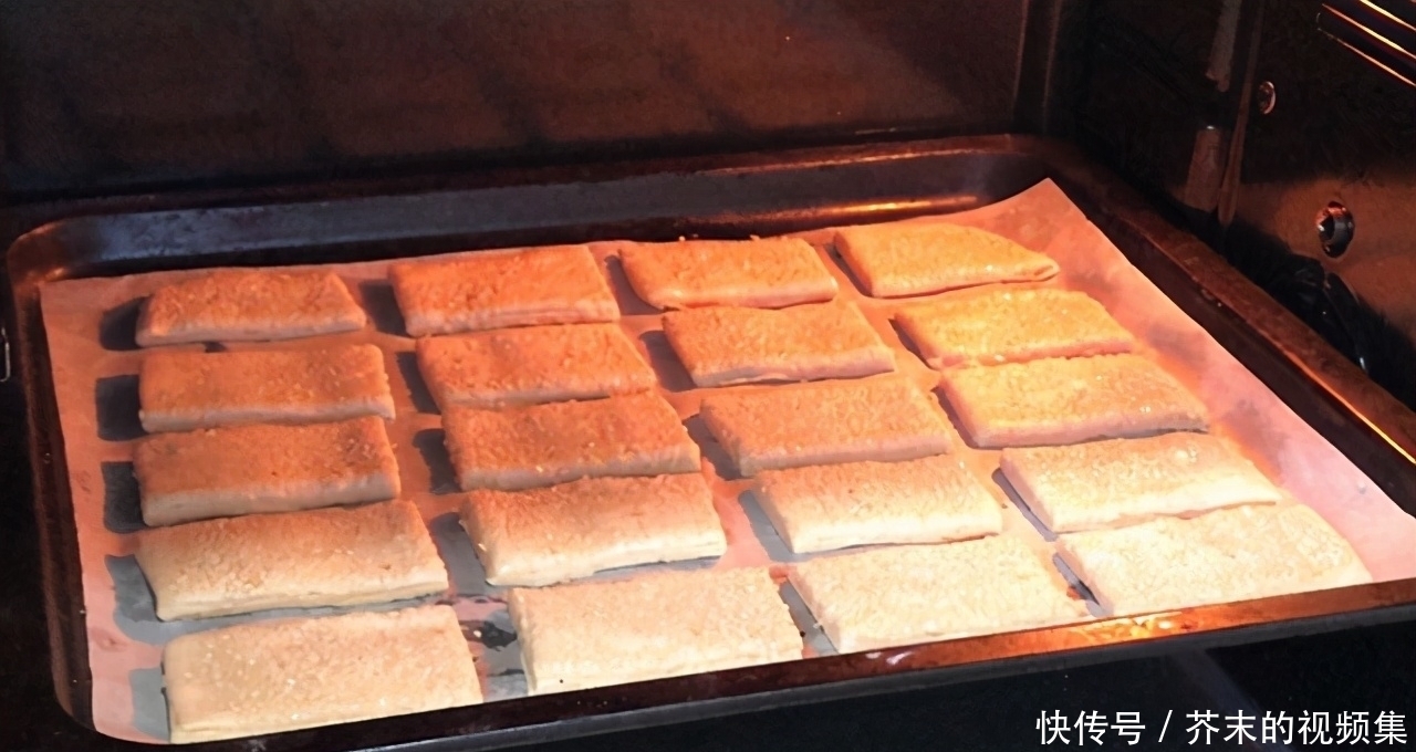 面粉做的小零食，芝麻脆饼，酥香多层，满口留香，喜欢吃的来收藏