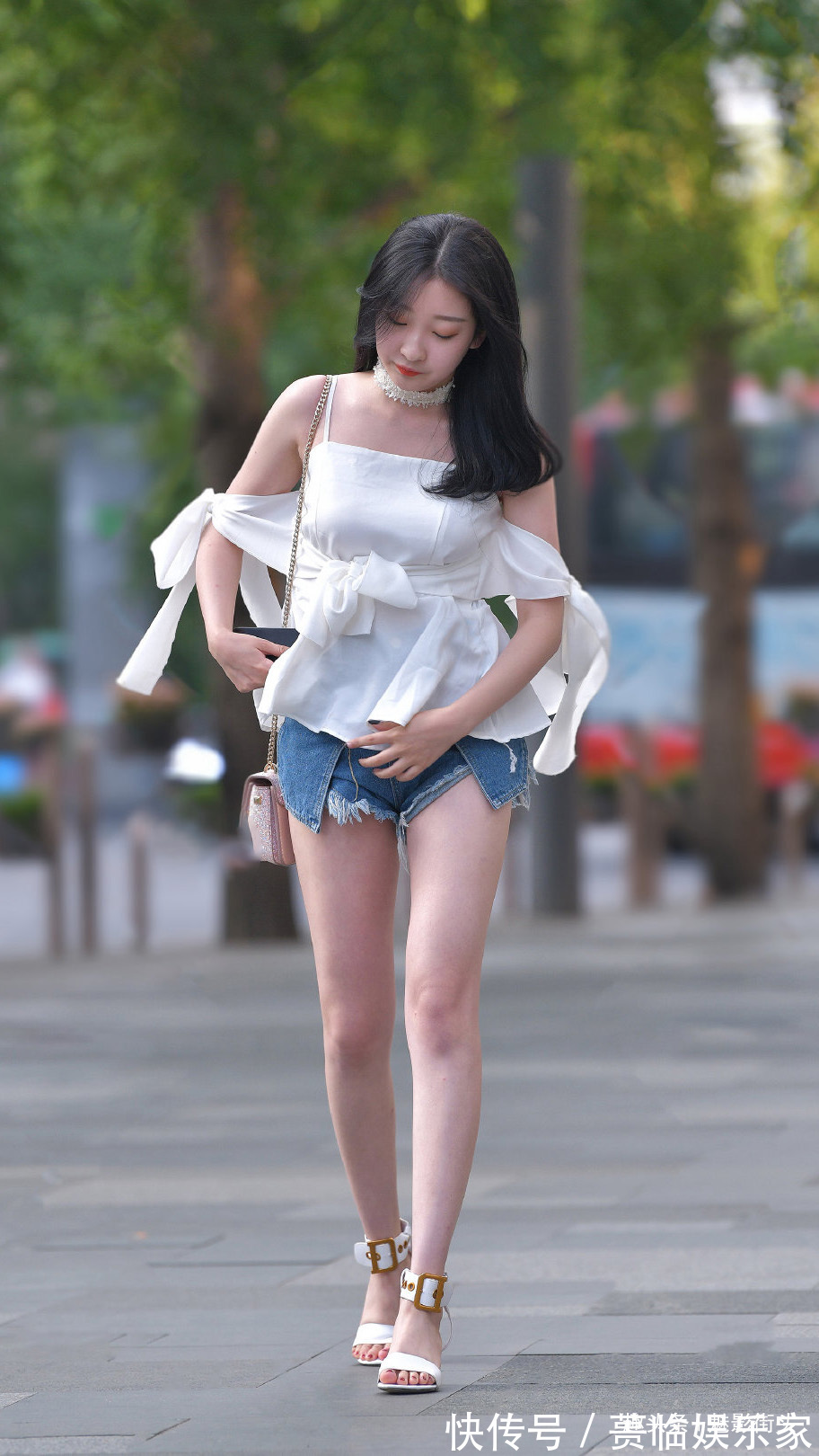 高跟凉鞋 白色吊带上衣加蓝色牛仔短裤,搭配白色高跟凉鞋,穿出青春和俏皮