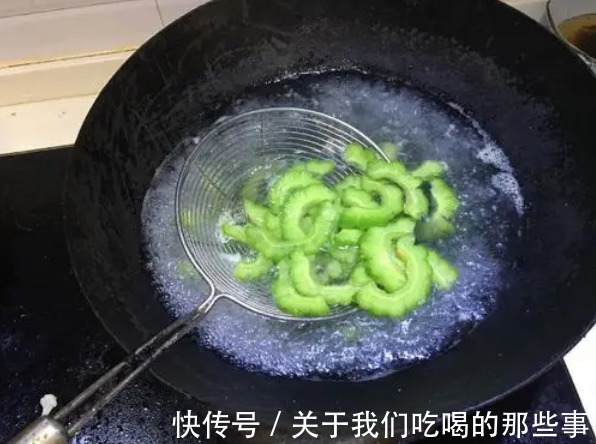 苦瓜|苦瓜太苦不爱吃?厨师长教你一招,多做3步,鲜嫩又脆爽,没苦味