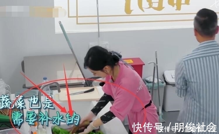 怪不得餐厅的火锅材料看着新鲜,赵丽颖的处理方式,学到了