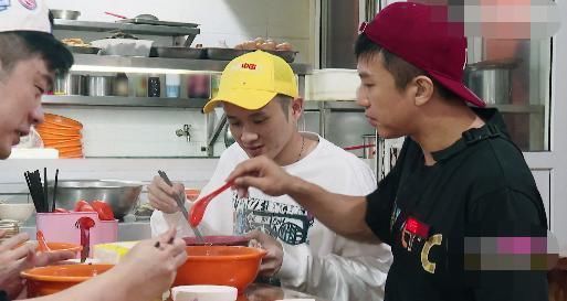 邓超陪孙俪买窗帘，建议却都被否定，邓超的热评第一从不让人失望