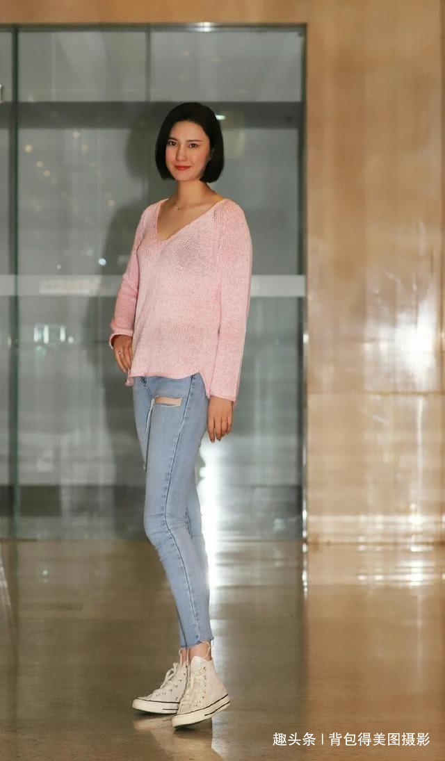  休闲|路人街拍，小姐姐休闲牛仔裤搭配黑色一字肩，街头风十足