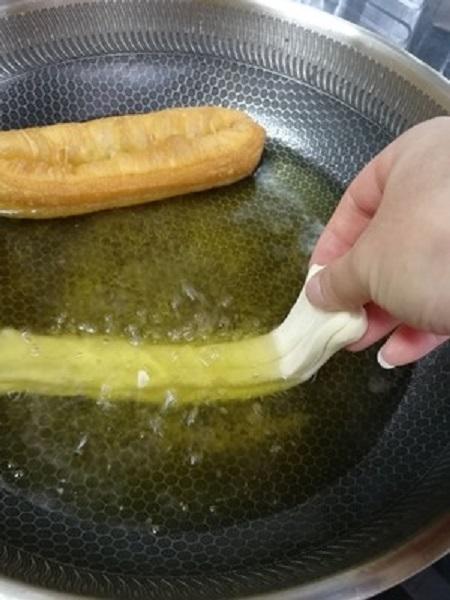 爱吃油条收藏了,教你一招,早上只需几分钟,热腾腾的油条出锅