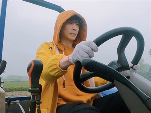 顶级流量 《向往的生活》由张艺兴掏鸡蛋,论爱豆的出圈之道,需要自我突破