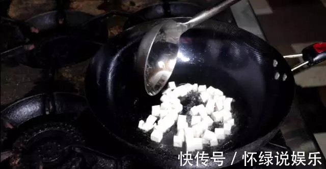 小孩|早餐做鸡蛋豆腐饼，小孩和老人都爱吃，上桌不到3分钟就抢完了!