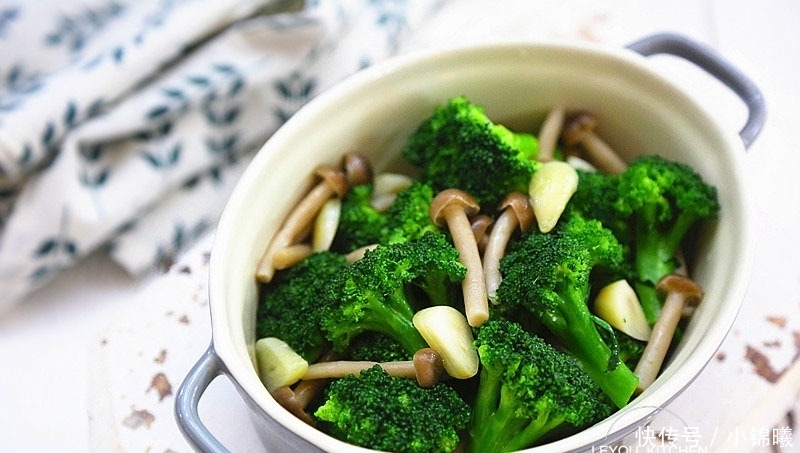 没怎么调味，却很鲜美的一道菜，热量不高，常吃大肚腩越来越小