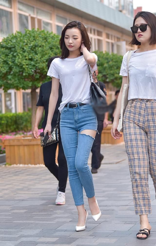 破洞牛仔裤，配白色短袖衫，清秀美丽显气质，大方得体有魅力