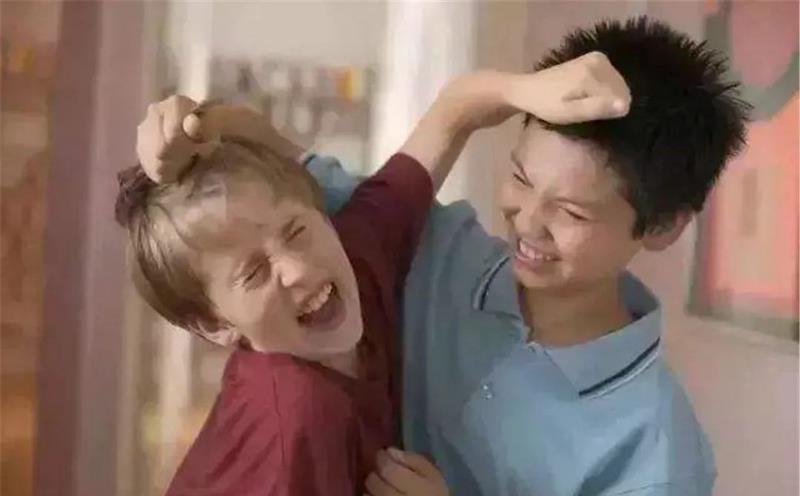 爸爸妈妈|“二郎腿姐姐”走红,网友开玩笑:弟弟原是少爷命却成了“仆人”