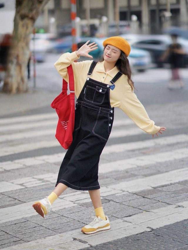 背带裙|牛仔背带裙小个子穿起来超时髦了!内搭白色短袖T恤,好看又减龄