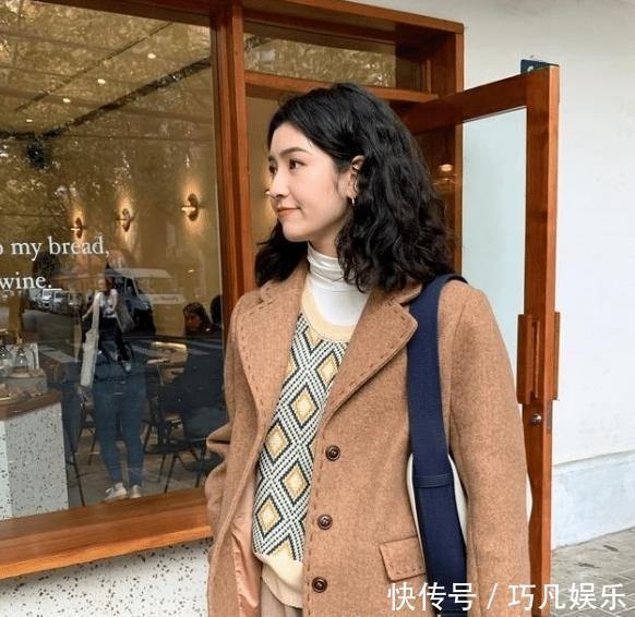 冬季内搭不必买太多,凑齐这3样就够了,搭裙子和阔腿裤都很洋气