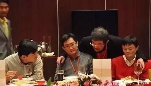 小灵通|把手压在马云和马化腾肩上的大胡子是小灵通之父吴鹰