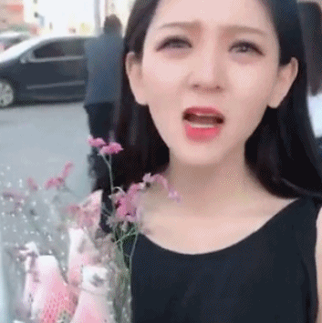 糖葫芦|小姐姐是梦见吃糖葫芦了吗?网友:口红都快给你吃完啦!