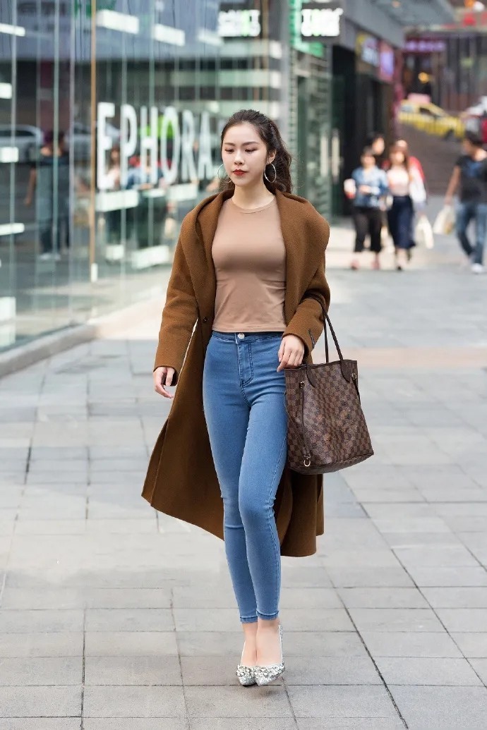 烟管裤 落落大方又时髦的搭配，优雅抢眼女人味十足，展现出无穷的魅力