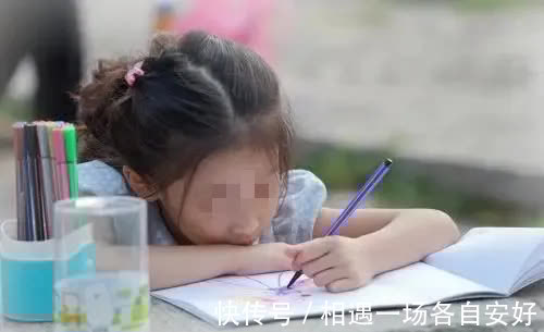 翘二郎腿|孩子的3种习惯性坐姿,身高会越长越“矮”,基因再好也徒劳