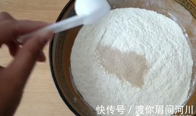 鸡蛋|4个鸡蛋，1碗面粉，不揉面，不擀面，简单做出超好吃的鸡蛋饼