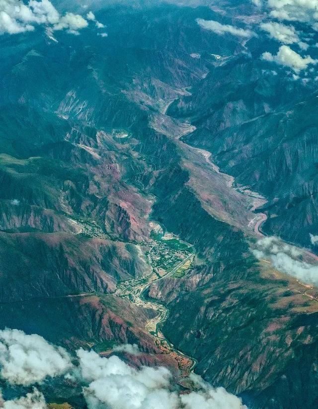 凝聚冰川、古道、湖泊、雪山、草原和古文明的康巴腹地